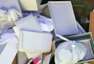 cumulo di rifiuti in carta e cartone