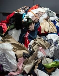 pila di vestiti e indumenti usati da buttare pila di vestiti e indumenti usati da buttare
