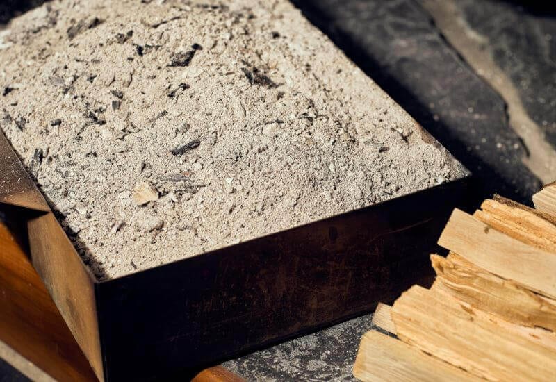 cenere all'interno di un contenitore prima dello smaltimento