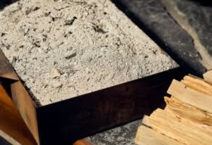 cenere all'interno di un contenitore prima dello smaltimento