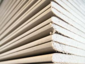 una pila di lastre di carton gesso una pila di lastre di carton gesso