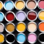 Barattoli di vernice di diversi colori