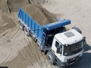 camion con cassone scarrabile per il ritiro della terra