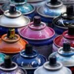 diverse bombolette di vernice da smaltire