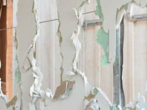 Parete in cartongesso rotta dovuta ad una ristrutturazione