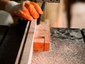 operaio lavorazione del legno