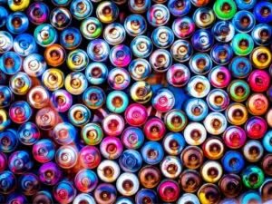 Diverse bombolette di vernice da smaltire