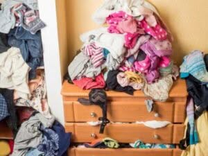 Una stanza con diversi vestiti vecchi e rotti da buttare Una stanza con diversi vestiti vecchi e rotti da buttare